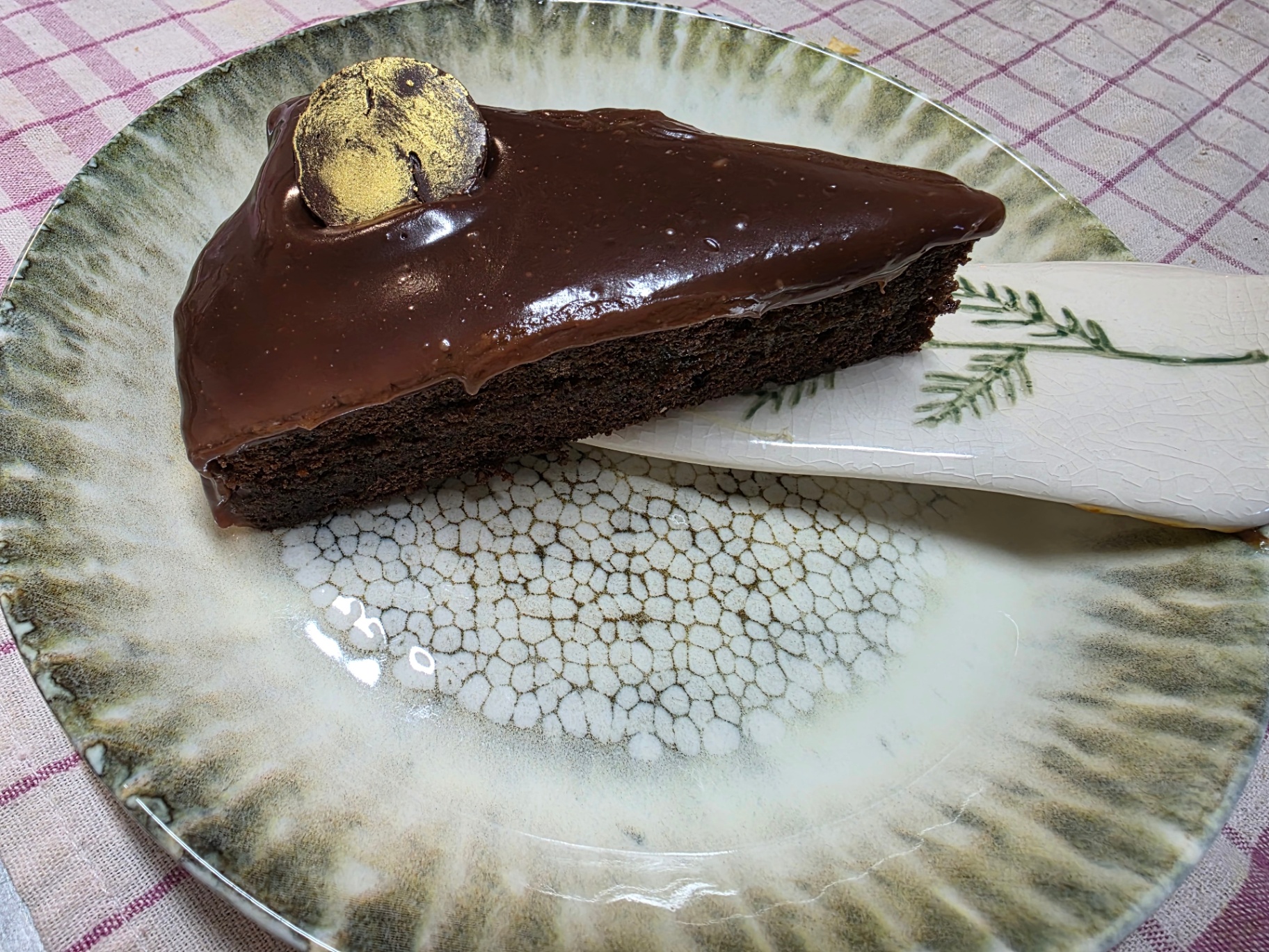 Tort de ciocolată decorat cu foiță de aur