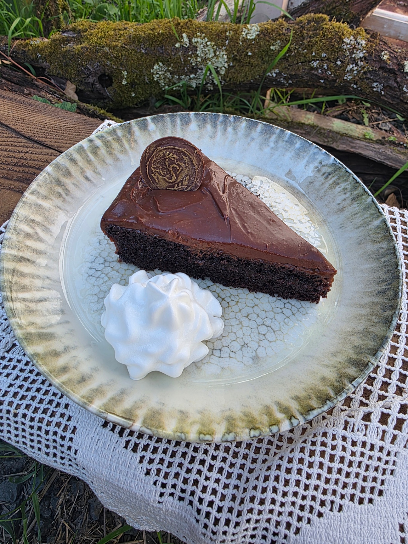 Tort de ciocolată cu bezea, servit în natură