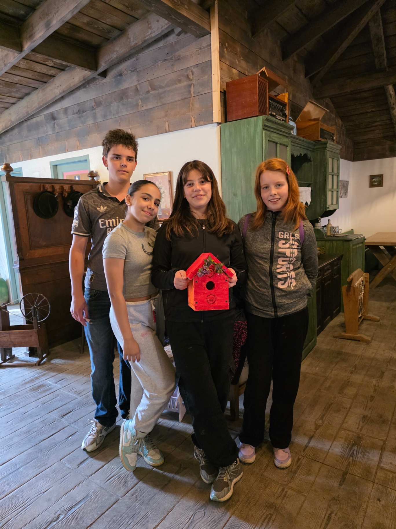 Copii cu căsuță pentru păsări roșie