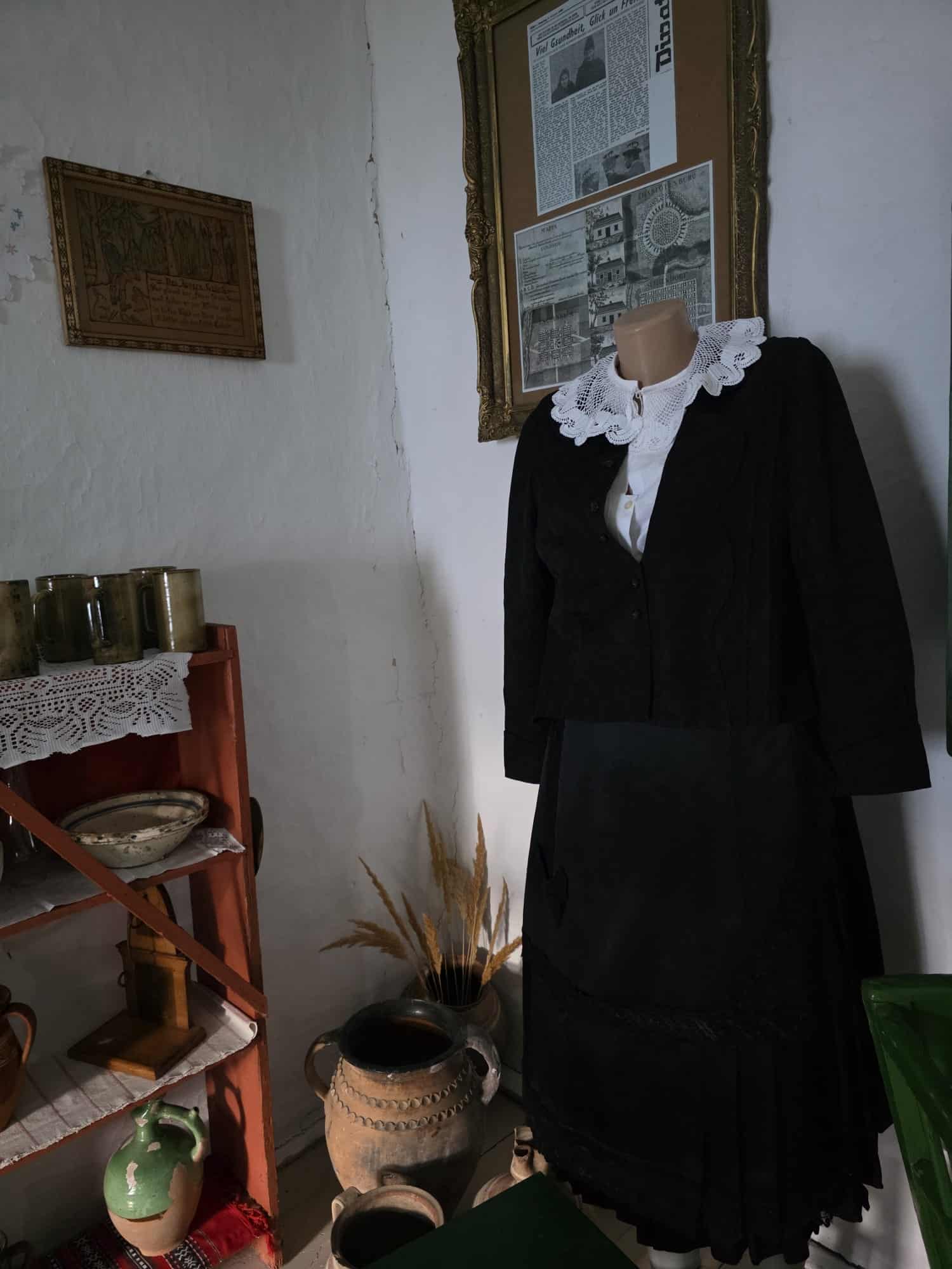 Costum tradițional șvăbesc negru cu guler dantelat