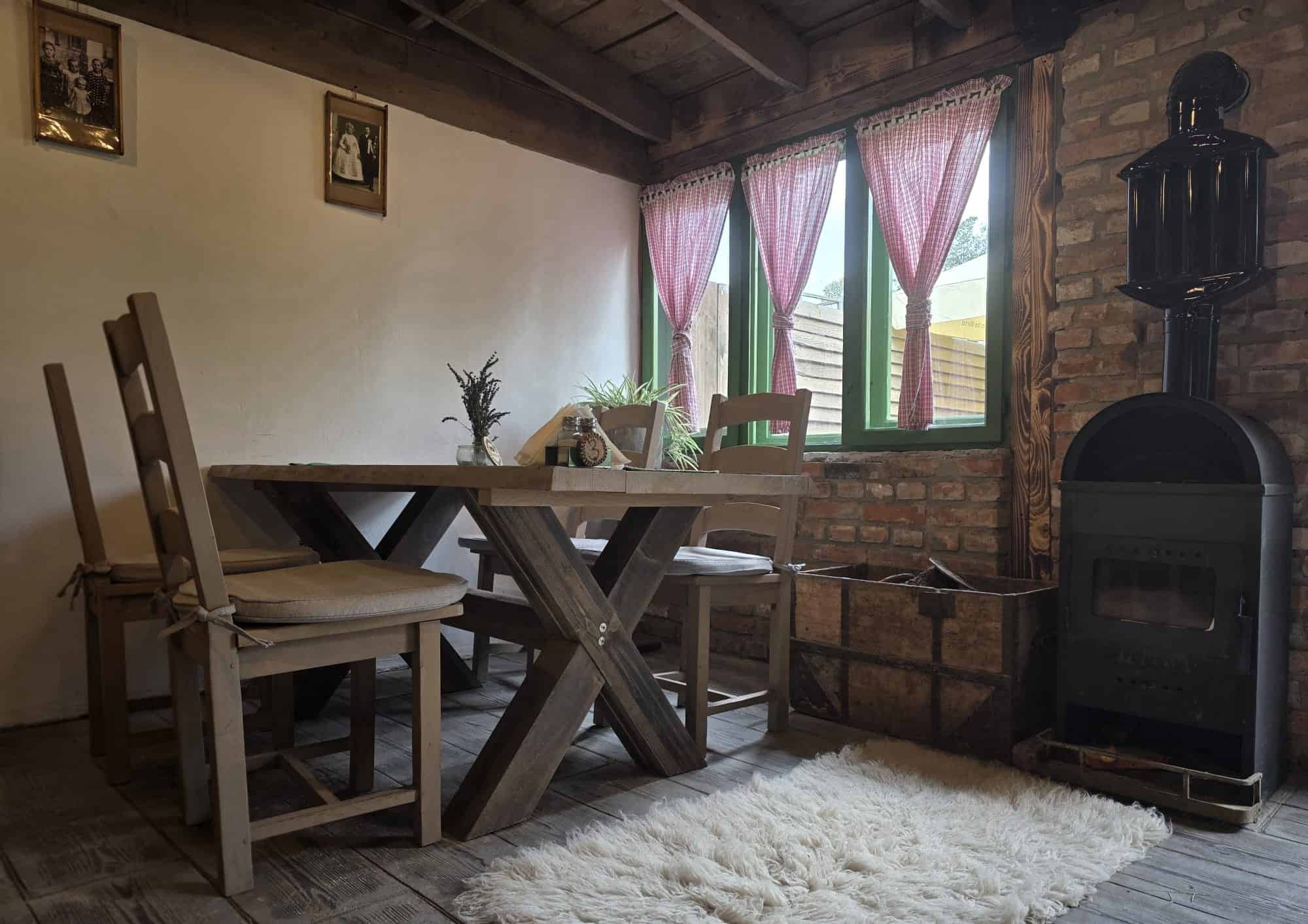 Interior tradițional SchwabenLand cu sobă și masă rustică