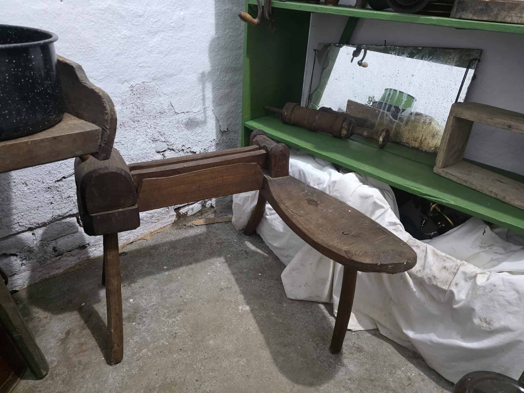 Obiecte din atelierul de cizmărie al muzeului