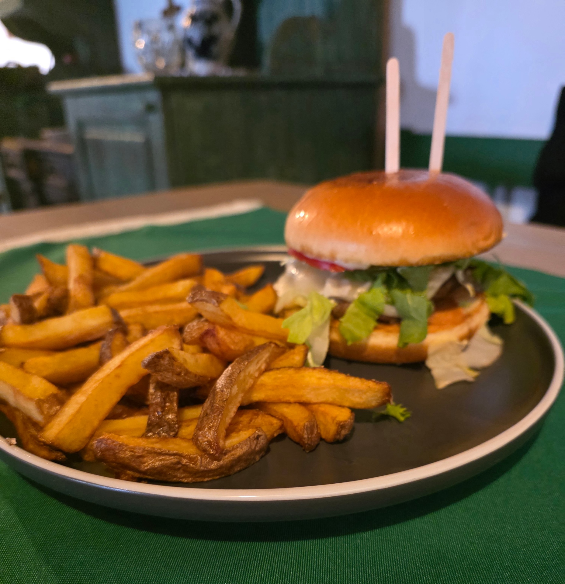 Burger de casă cu cartofi prăjiți