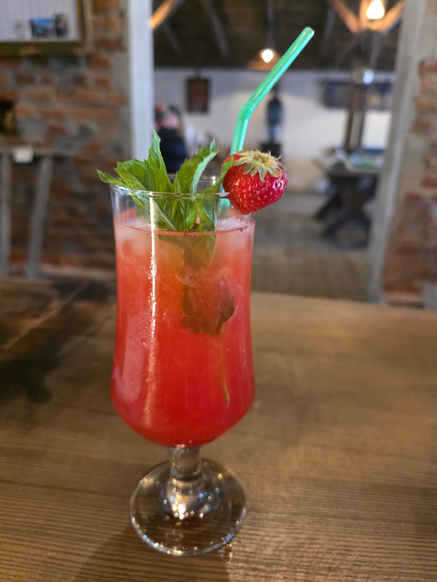 Cocktail cu căpșuni și mentă în restaurant